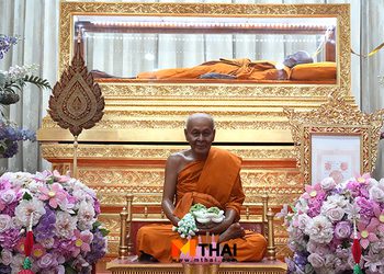 กราบสรีระสังขาร หลวงพ่อเอียด เกจิดังแห่ง วัดไผ่ล้อม อยุธยา