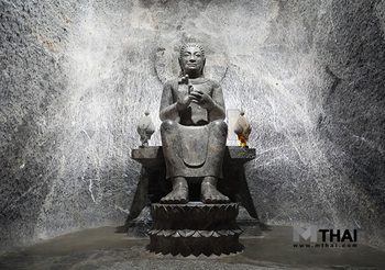 กราบพระนั่งเมืองแก้ว วัดป่าพุทธาราม พระพุทธรูปหินแกะสลักลอยตัวติดถ้ำแห่งแรกของไทย