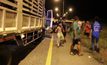 รถบรรทุก 18 ล้อพุ่งข้าเลนชนรถบรรทุกช้าง