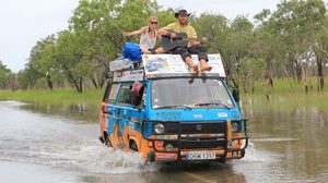 คู่รัก ท่องเที่ยว กว่า 50 ประเทศด้วยรถตู้เก่า แถมประหยัดสุดใช้เงิน 8 เหรียญต่อวัน!