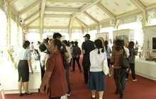 ประชาชนเข้าชมนิทรรศการงานพระราชพิธีฯ รำลึก ร.9