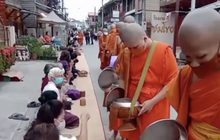 ชาวเชียงคานทำบุญข้าวเหนียวรับเปิดเมือง