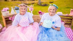 สดใสมาก! หลานสาวแชะภาพเป็นของขวัญ คุณยายฝาแฝด เป่าเค้กฉลองครบ 100 ปี