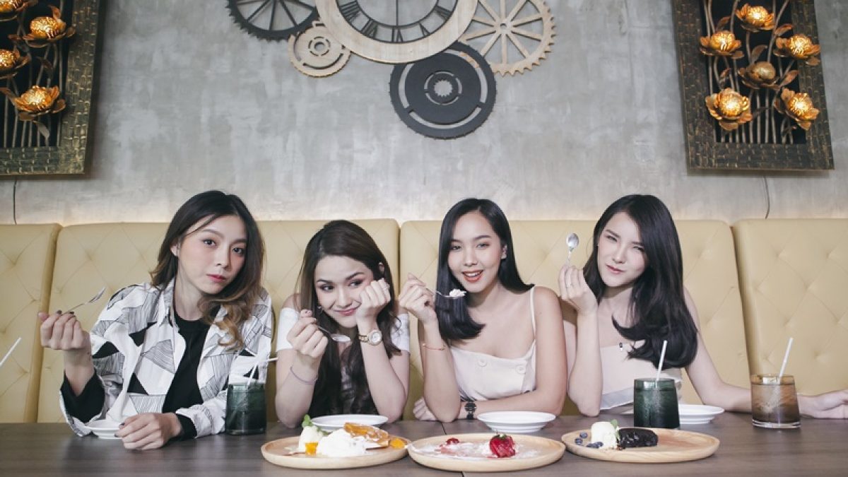 จัดจ้านในย่านนี้ 4 สาวมหาลัยพานั่งชิวร้านบรรยากาศดี อาหารอร่อยแถวเลี่ยงเมืองปากเกร็ด