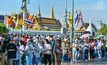 ประชาชนต่อแถวรอไหว้ศาลหลักเมือง การจราจรค่อนข้างติดขัด