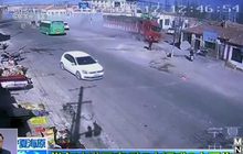 รถบรรทุกพุ่งชนบ้านในจีน