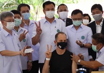 ประเดิมฉีดวัคซีน ‘แอสตร้าเซนเนก้า’ ล็อตที่ผลิตในประเทศไทยเข็มแรก