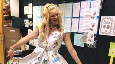 ครูสาว ปิ๊งไอเดีย ให้เด็กนักเรียน แต่งแต้มชุดสีขาว ใน วันปิดภาคเรียนสุดท้าย