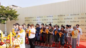 “เซนจูรี่ ยูยู ฯ” สุดปัง บวงสรวงเปิดตัว ซีรีส์พหุจักรวาล “บุพเพสันนิวาส” โซเชี่ยลสนั่นทันที “ออกัส – เล้ง” สวมบท “พ่อเดช-พ่อแก้ว” รับปฐมบทแห่งจักรวาลใหม่