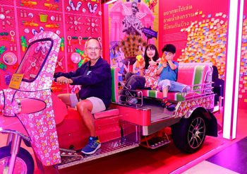 นิทรรศการ “สงกรานต์ พราวเวอร์” ในงานสัปดาห์หนังสือฯ สุดฮิต คนไทย-คนต่างชาติ เข้าเยี่ยมชมอย่างคับคั่ง ด้านบรรยากาศของงาน ยังคงได้รับความสนใจจากนักอ่านแน่นขนัด