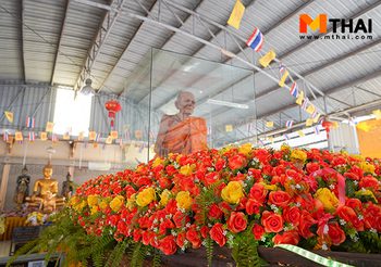 ลอดใต้ท้องเรือหลวงปู่ทอง เสริมมงคล วัดลาดบัวขาว (ราชโยธา)