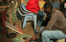 ศิลปินเคนยาเปลี่ยนขยะเป็นเงิน