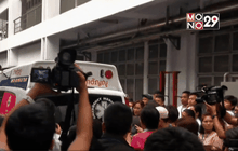 คุณพ่อสงวนไม่ติดใจ สื่อรุมถ่ายภาพเคลื่อนศพปอ