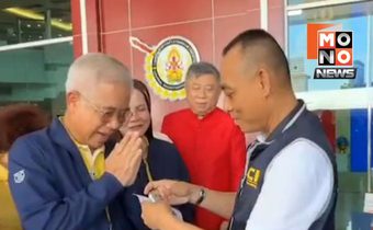 นักศึกษา วสช.รุ่น 1 มอบดอกไม้ให้กำลังใจ “รองเต่า”