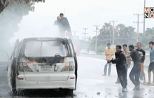 ไฟไหม้รถยนต์ทั้งคันบนถนนเพชรเกษม