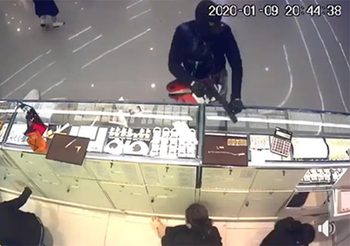 ตร.พอรู้แล้ว คนร้ายปล้นทองที่ห้างดังลพบุรี