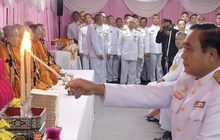 นายกฯ ทำบุญตักบาตร เนื่องในวันสวรรคต ร.5