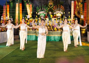 “คุ้มนะหน้าทอง” จัดพิธีมนตรานาคีสุดยิ่งใหญ่ จุดเทียนเสริมเสน่ห์ ศิษย์เอกของคุ้ม“ธัญญ่า อาร์สยาม” ร่วมรำแก้บน ฉลองยอดขายสินค้าทะลุ 8 หลัก