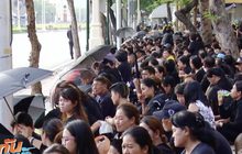 ประชาชนจับจองพื้นที่ชมริ้วขบวนที่ 6 เนืองแน่น