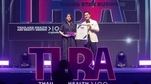 CEO แบรนด์ CHERE BELLE INTENSIVE MASK ขึ้นรับรางวัลในงาน THAILAND HEALTH AND BEAUTY AWARDS 2022