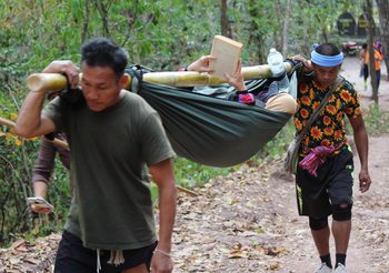 มิติใหม่การขึ้นภูกระดึง จ้างลูกหาบหามขึ้นเขา