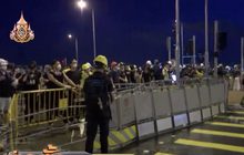 ​ผู้ชุมนุมปิดถนนขวางพิธีฉลองวันส่งมอบคืนเกาะฮ่องกงให้จีน
