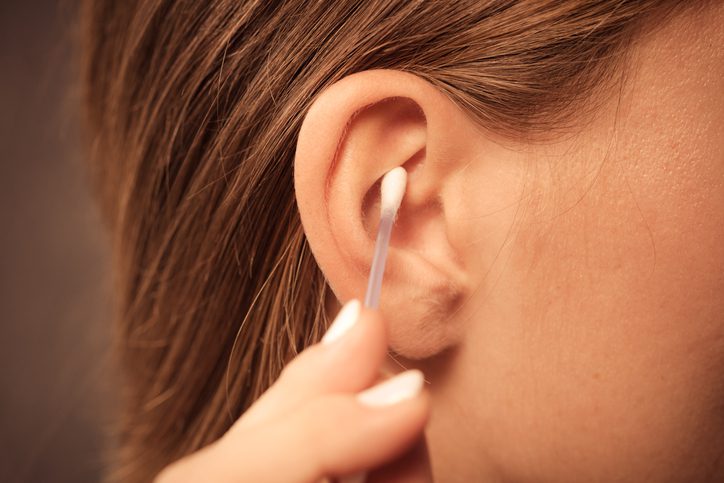 ขี้หูอุดตัน เกิดจากอะไร? ควรใช้ไม้พันสำลีเช็ดขี้หู หรือ ยาละลายขี้หู