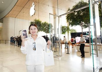 คิวล้นยาว! แฟน Apple แห่รอรับ iPhone 16 รุ่นใหม่ ที่แอ๊ปเปิ้ลสโตร์ ไอคอนสยาม