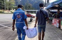 ใช้ผ้าห่อศพใส่สินค้าแทนถุงพลาสติก