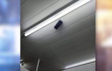 สาวผงะ!!เข้าห้องน้ำทำธุระ เงยหน้าเจอโทรศัพท์มือถือเปิดกล้องติดเพดาน