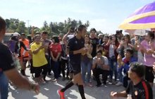 ร.10 พระราชทานสิ่งของแก่ “ตูน บอดี้สแลม”