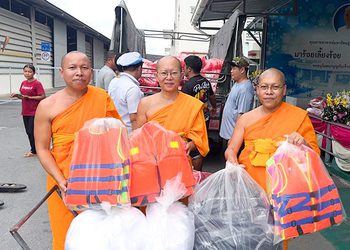 วัดพระธรรมกาย และมูลนิธิธรรมกาย ห่วงใย – ส่งมอบถุงยังชีพ 1,000 ชุด ช่วยบรรเทาภัยน้ำท่วมเชียงรายและเชียงใหม่