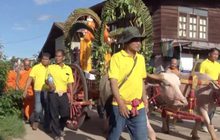 ชาวอำเภอเมืองยโสธร ร่วมแห่เทียนเข้าพรรษา