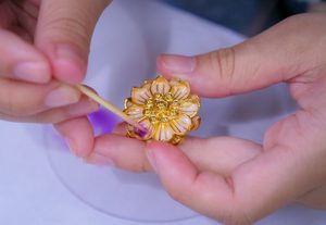 ทองถนิม ร่วมมือ มหาวิชชาลัยพุทธเศรษฐศาสตร์ เชิดชูศิลปะเครื่องทองไทย จัด Workshop ลงยาสี สอนอาชีพสร้างรายได้คนในชุมชน จ.เชียงราย