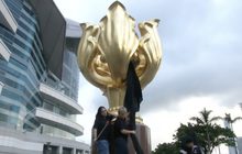 ผู้ประท้วงในฮ่องกงคลุมรูปปั้นด้วยผ้าดำ