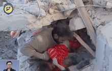 ช่วยชีวิตเด็กหญิงออกจากซากอาคารในซีเรีย