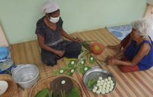 ผู้สูงอายุแบ่งเงินเบี้ยยังชีพรวมกันซื้อวัตถุดิบทำขนมใส่ตู้ปันสุข