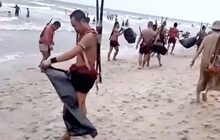 นทท.ตื่นตานักรบบางระจันบุกเก็บขยะหาดแสน