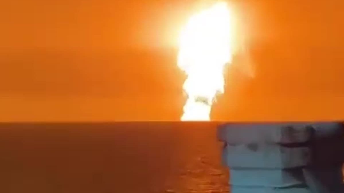 เพลิงพุ่งสูงเสียดฟ้า! นาที เนินพุโคลนระเบิดปะทุ  บนเกาะดัชลึย ทะเลสาบแคสเปียน