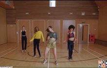 “1 Night” MV ใหม่ Charli XCX พาสำรวจความสัมพันธ์คู่รักบนอพาร์ทเม้น