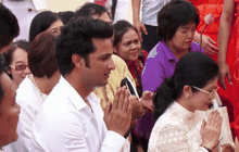 “สุดารัตน์ – Himanshu” ร่วมเชิญผ้าวัดสระเกศ