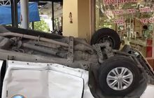 เก๋งซิ่งเบียดกระบะ พุ่งข้ามเลนชนร้านทอง