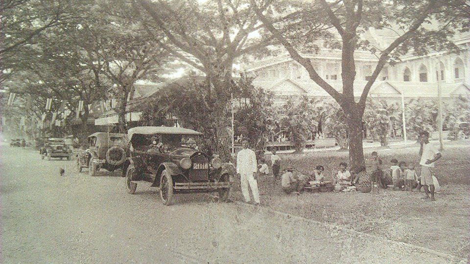 ถนนหลักด้านหน้าตึกบัญชาการ ถนนหลักด้านหน้าตึกบัญชาการ