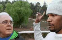 “เจมี่ ฟ็อกซ์” สวมบทฮีโร่ ช่วยชีวิตชายเคราะห์ร้ายออกมาจากรถไฟไหม้