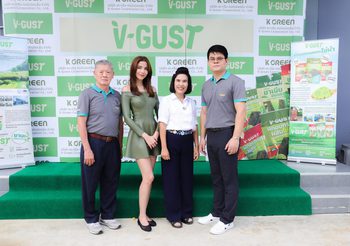 “จีน่า วิรายา” ควงคนรู้ใจ บุกดูโรงงานผลิตซูเปอร์ฟู้ดแบรนด์ “V-GUST” ถูกใจคอสุขภาพ