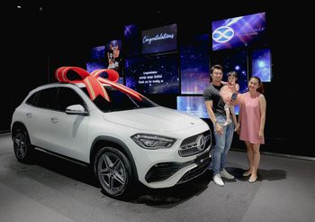 หนุ่ม กะลา ถอยเบนซ์ป้ายแดงคันงาม ให้ภรรยา และน้องมิลล์ ลูกสาวสุดที่รัก