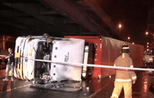 รถบรรทุก18 ล้อ พลิกคว่ำก๊าซรั่วไหล