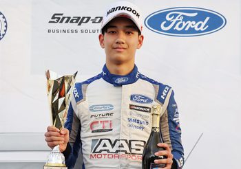 ‘เติ้น’ นักแข่งดาวรุ่งไทย โชว์ฟอร์มคว้าแชมป์ศึก F4 British Championship สนาม 29