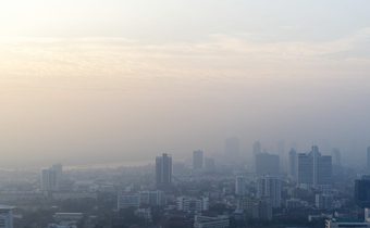 PM2.5 ฝุ่นพิษทะลุปอดสู่กระแสเลือด ตัวเร่งโรคร้ายที่มองไม่เห็น