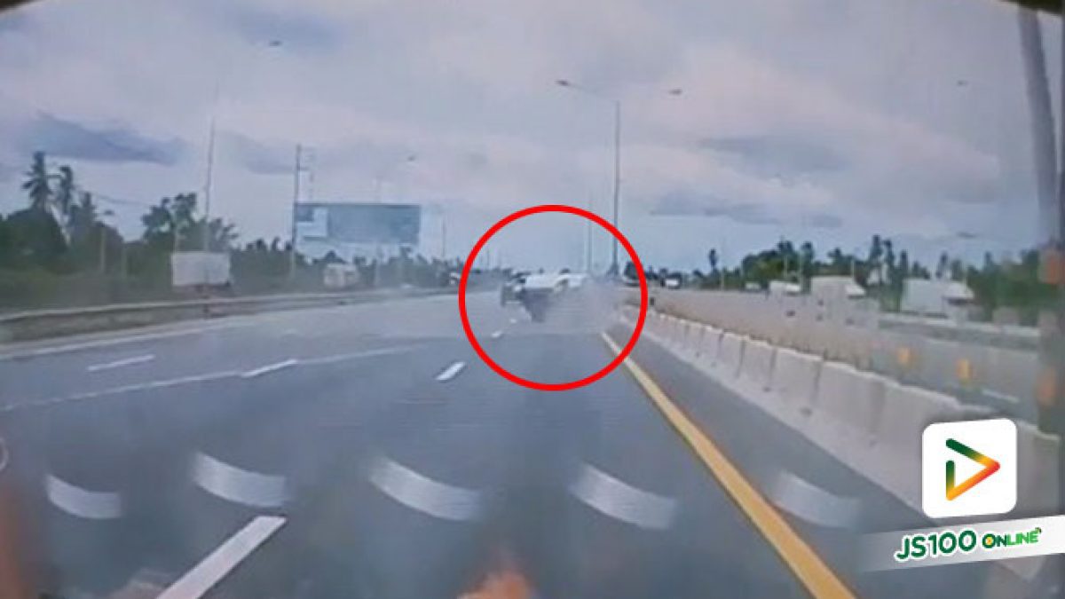 นาทีระทึก!! รถปิคอัพยางระเบิด ตีลังกา 1 ตลบ บนถนนมอเตอร์เวย์ ช่วงกม.90 (27/08/2019)